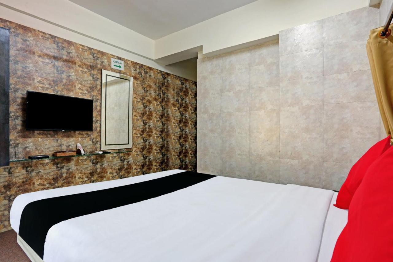 Capital O 79386 Hotel Emirates Мумбаи Экстерьер фото